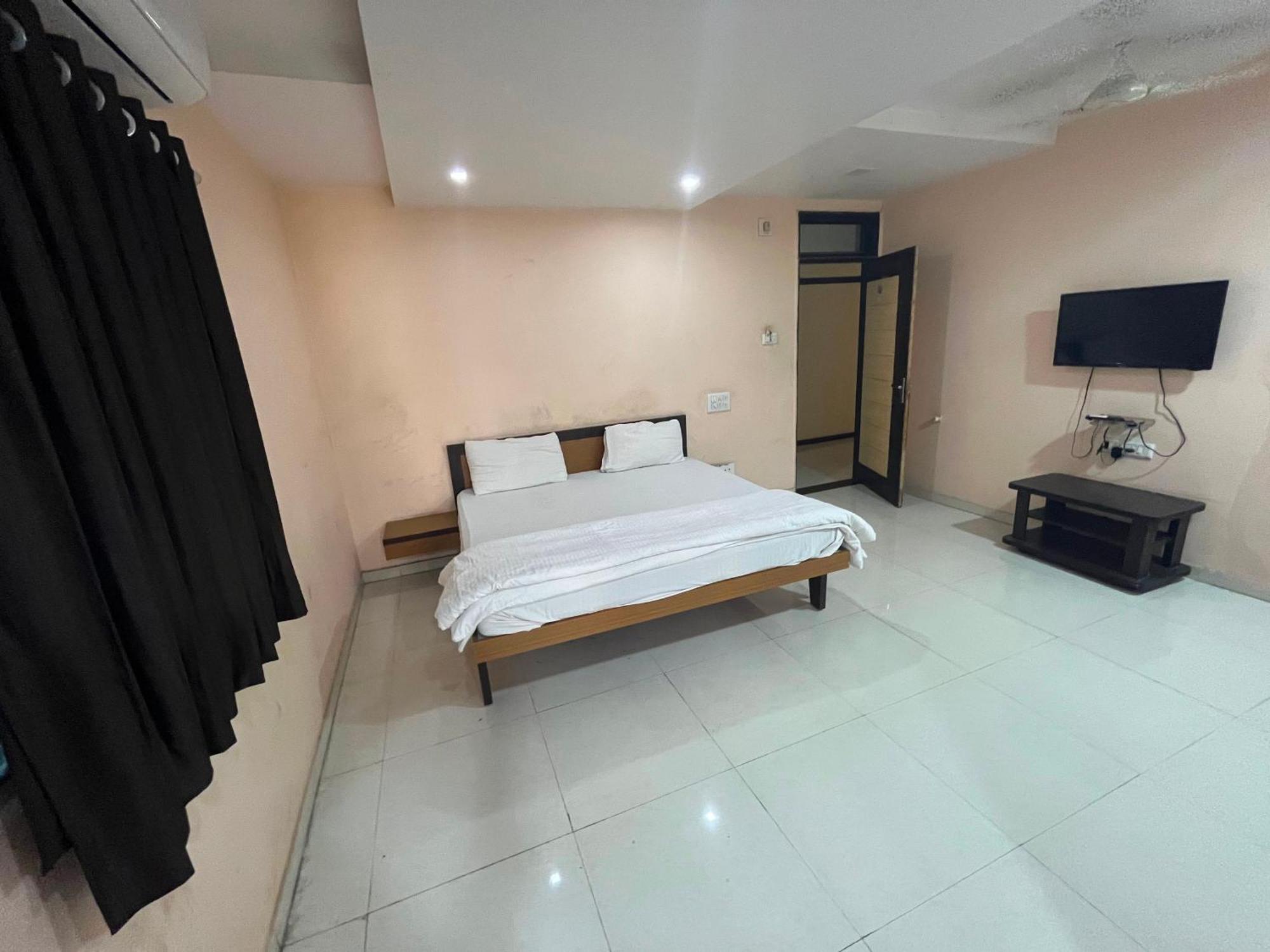 Oyo Hotel Rio Inn Anand Ngoại thất bức ảnh